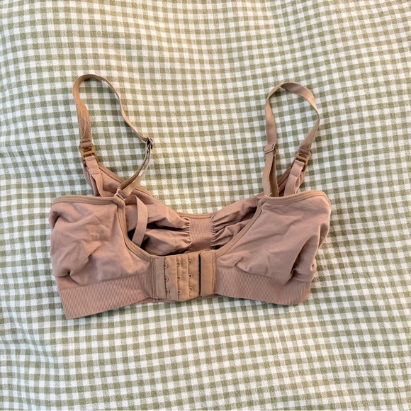 Skims Nursing Bra - Picture 2 of 4